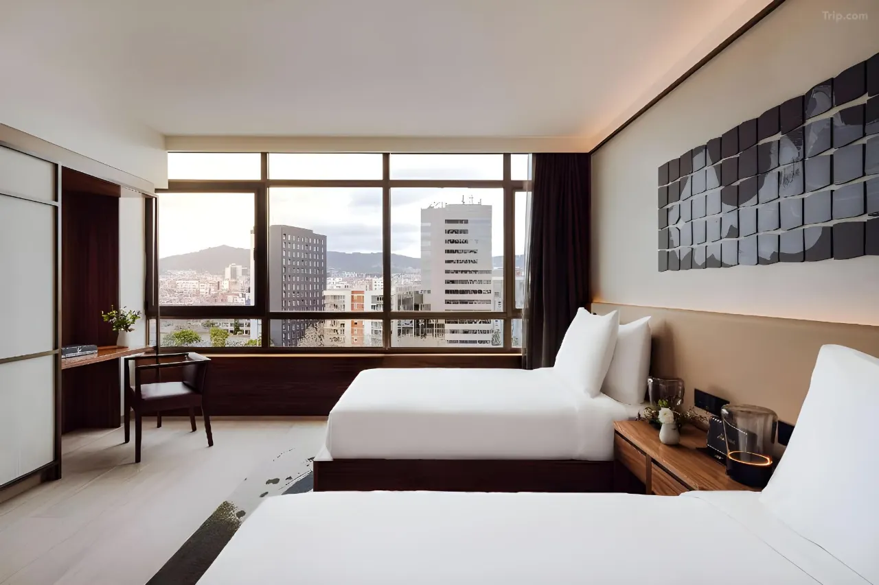 Deluxe Room Accessible — Trip.com listing photograph