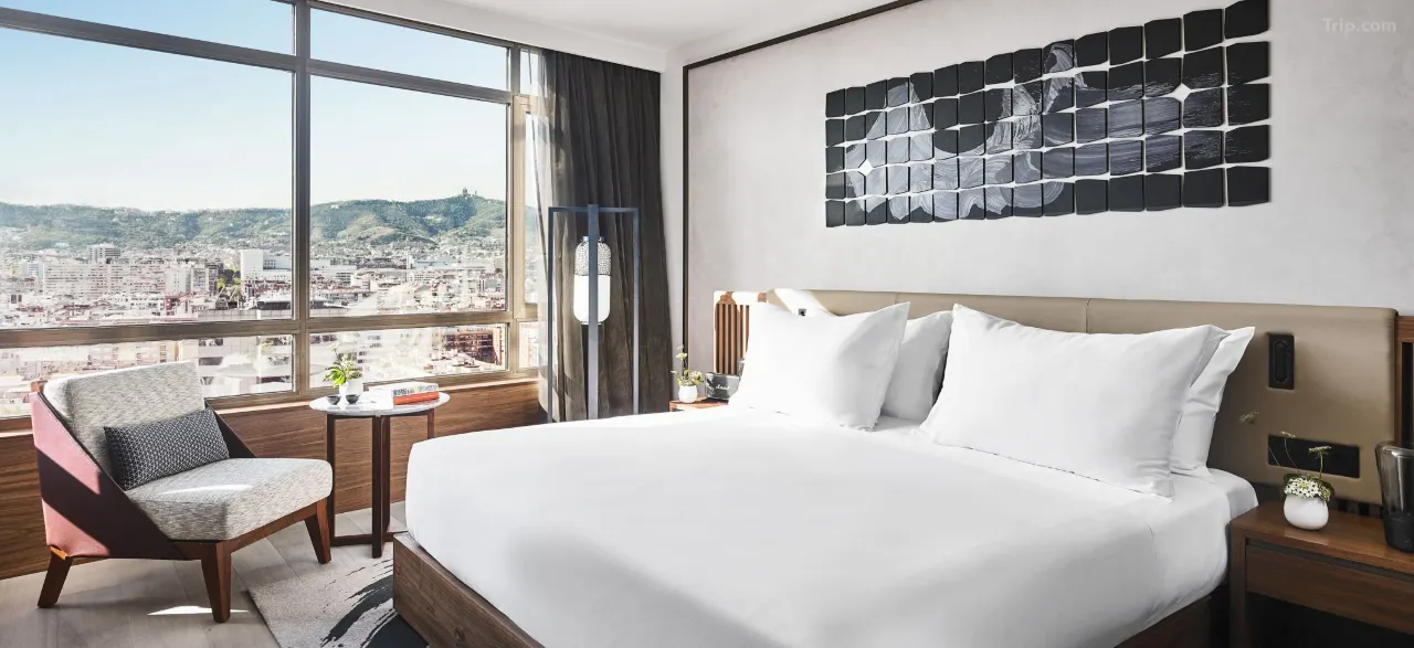 Deluxe Skyline Room — Trip.com listing photograph